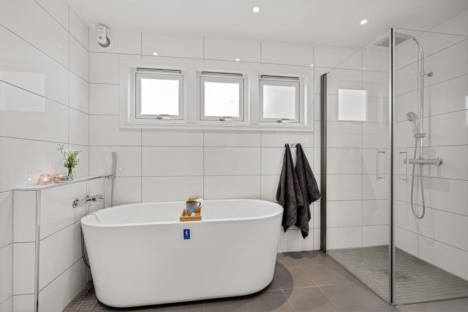 Delikat og tidløst baderom med badekar. Galleribilde