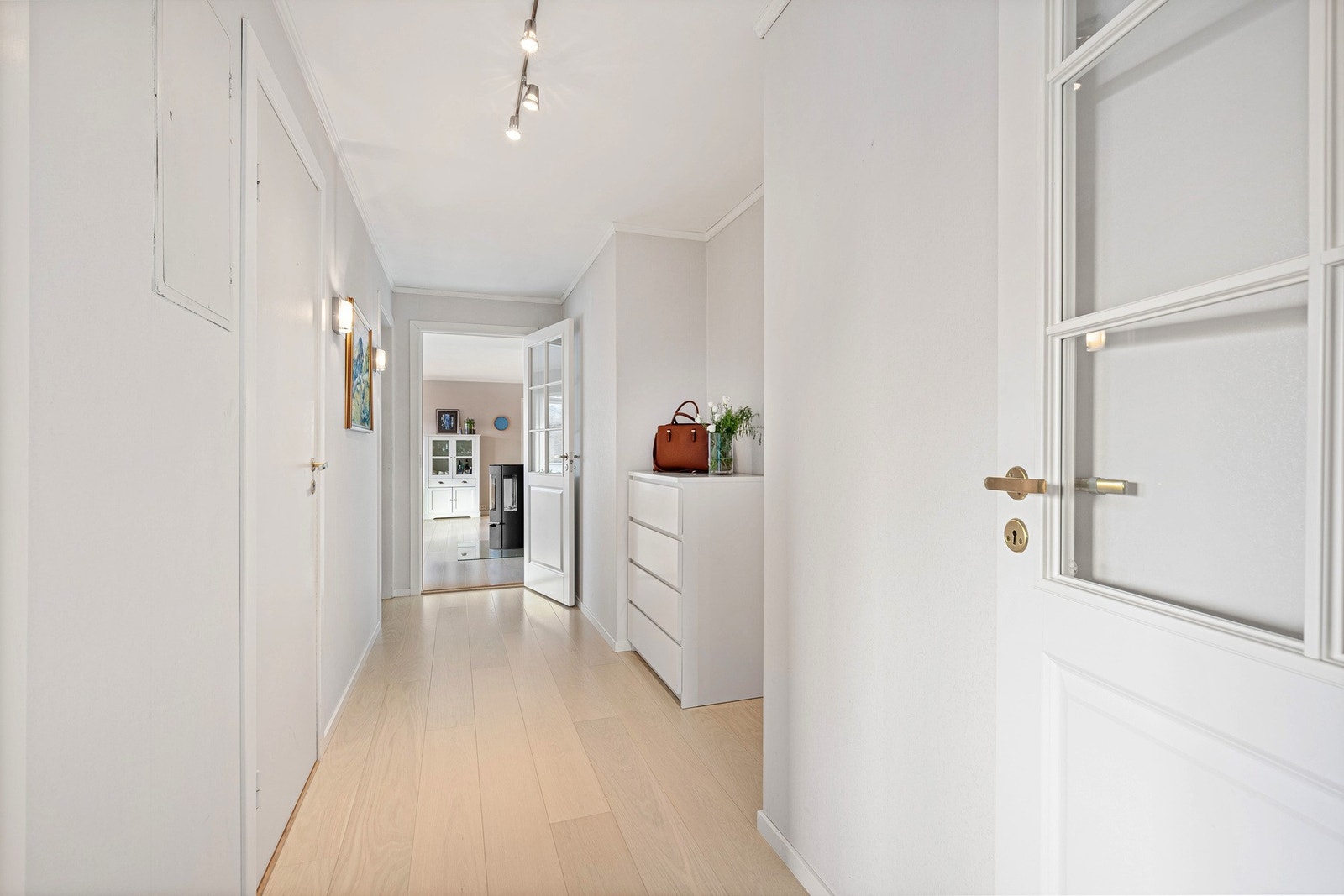 Boligen har parkett, laminat og fliser på gulv. Galleribilde