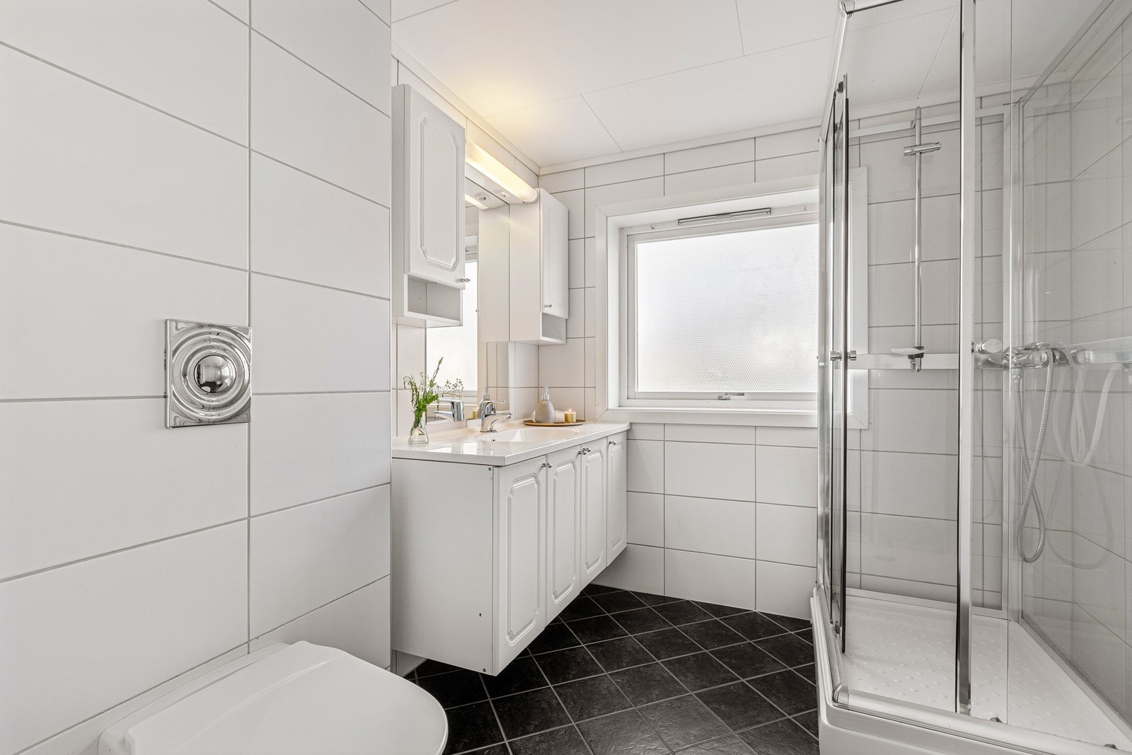 Baderom med tidløse fliser og plass til det man trenger! Galleribilde