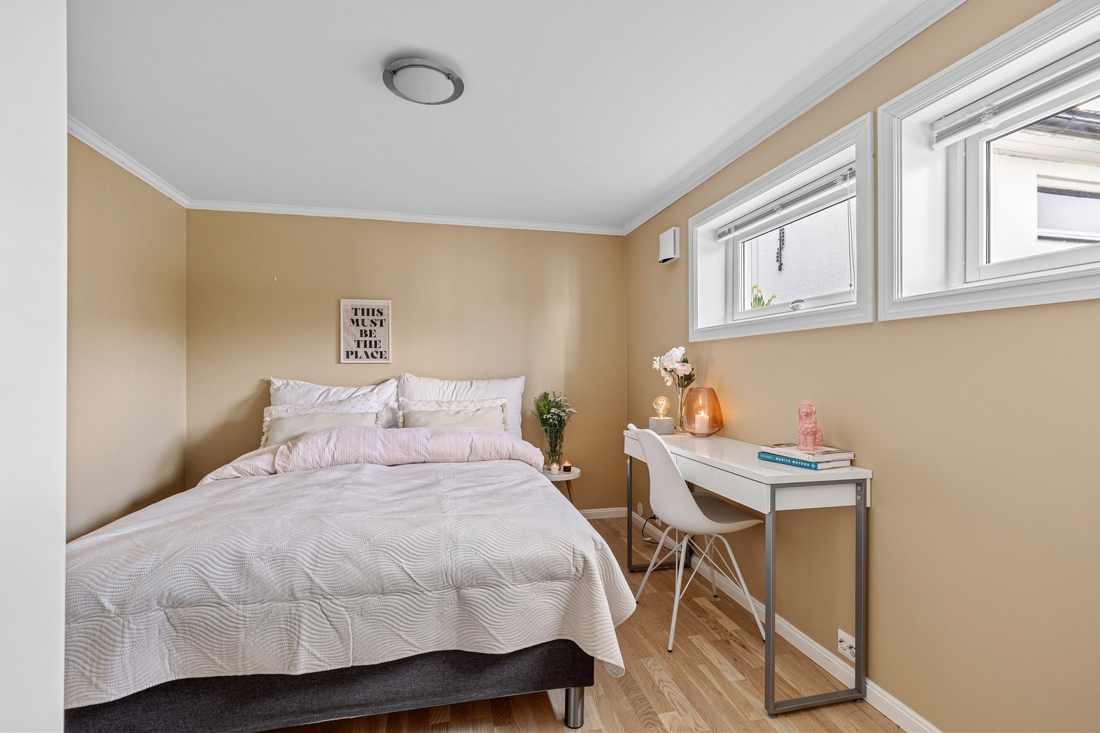 God størrelse på rommet - her innredet som soverom. Soverommet er ikke godkjent som rom for varig opphold. Galleribilde