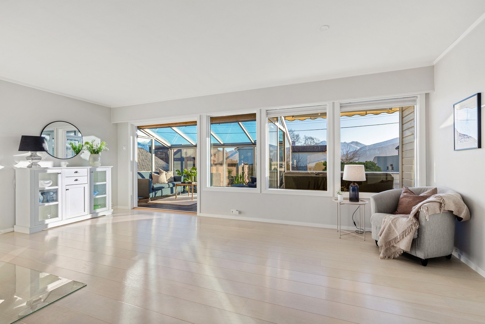 Store vindusflater slipper inn mye naturlig lys. Galleribilde