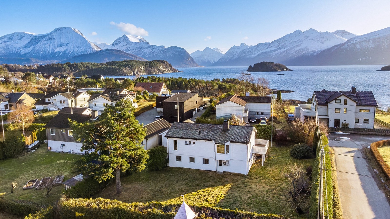 Velkommen til
Indre Vegsundstranda 33! Foto: Lillys Studio (Lill Kristin Vold) Galleribilde