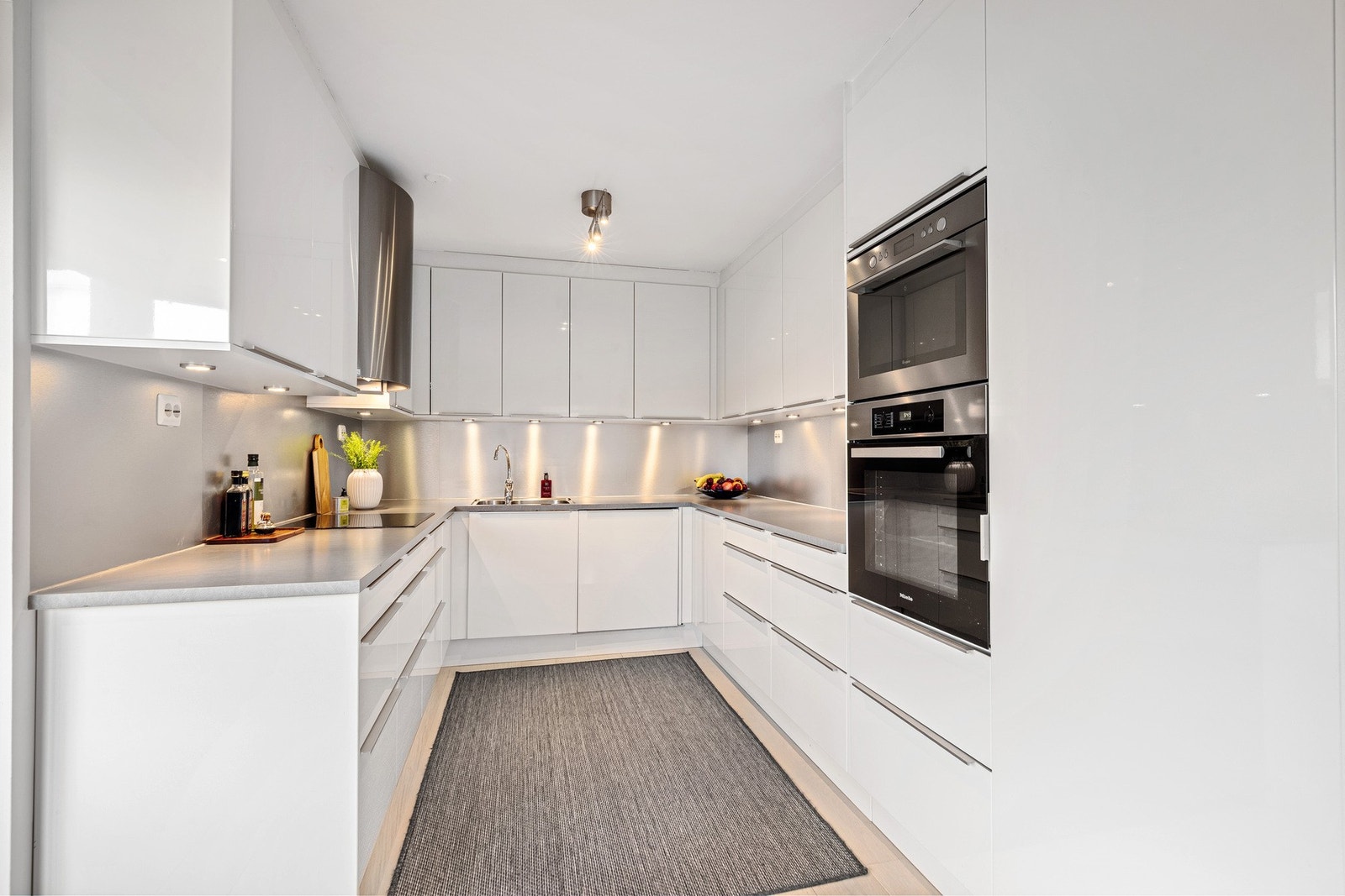 Kjøkkenet er innredet med glatte fronter fra Norema. Benkeplaten er i laminat med underlimt vask. Galleribilde