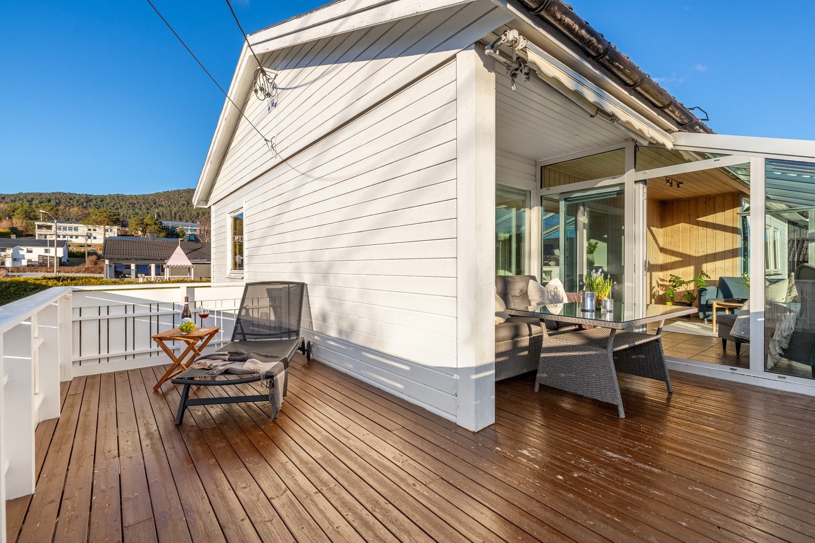 Det er veranda med utgang fra innglasset stue på ca. 15 m². Galleribilde