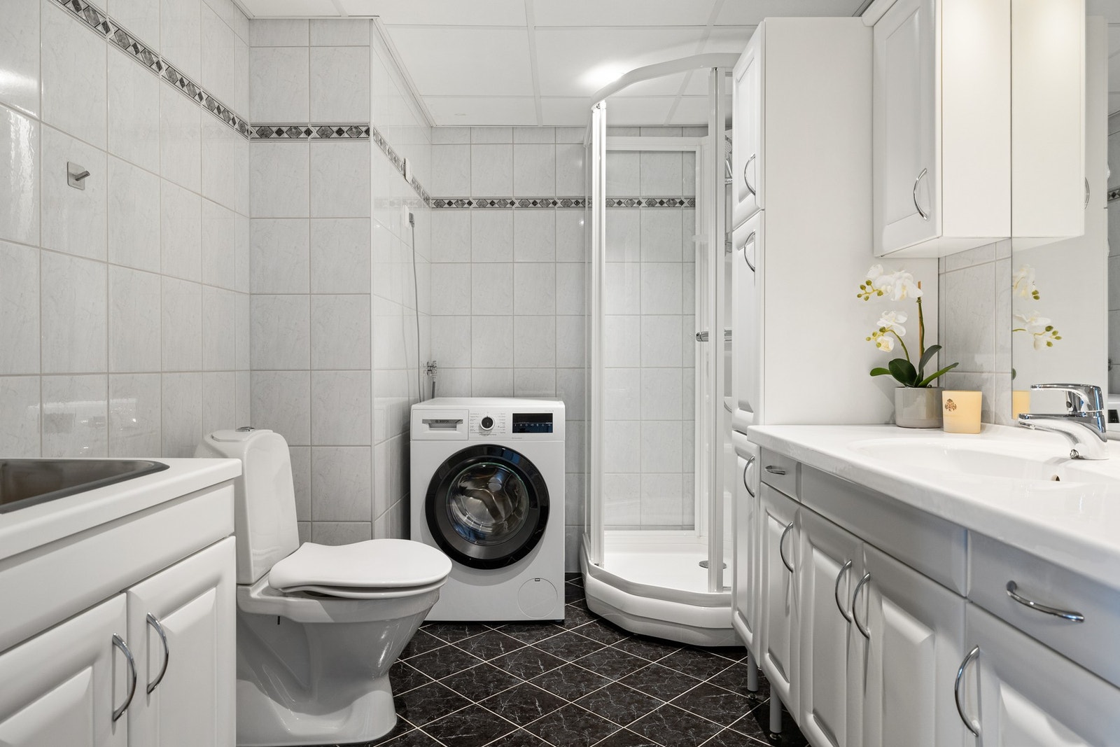 Bad utstyrt med opplegg for vaskemaskin, dusjkabinett og vannbåren gulvvarme Galleribilde