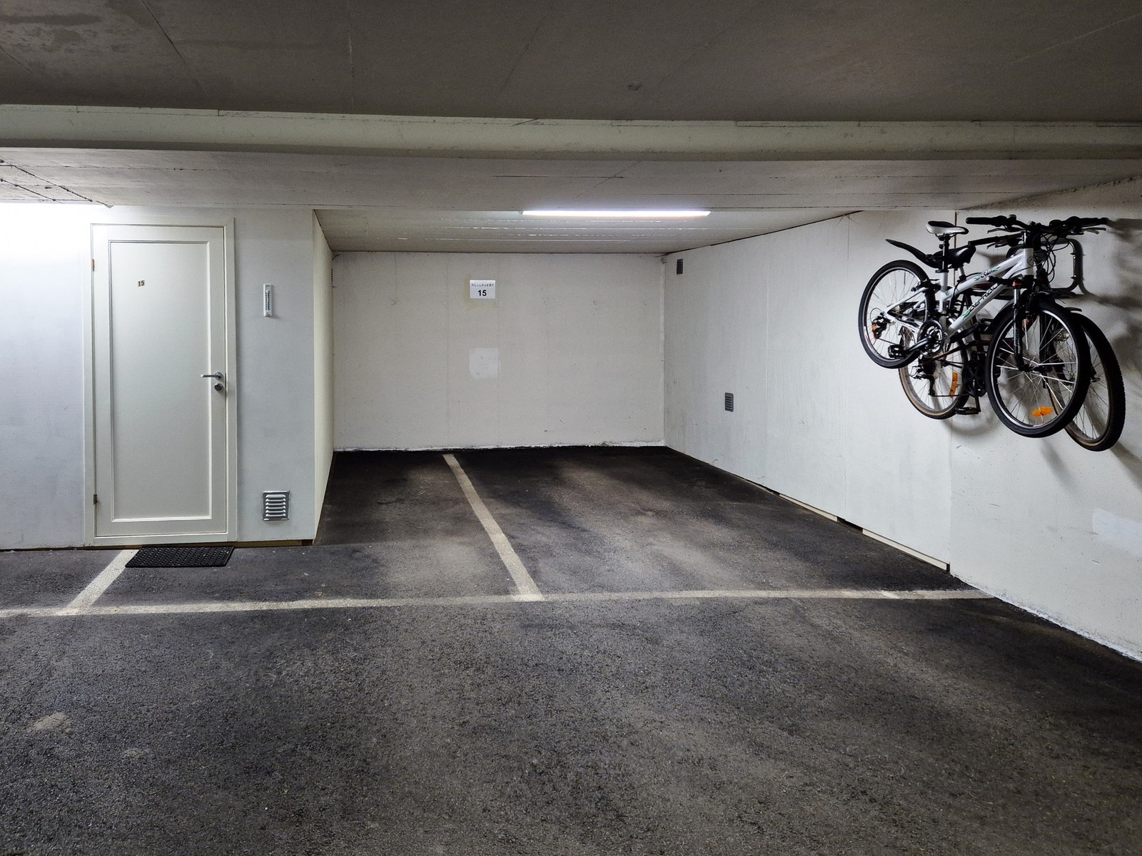 Garasjeplass med bod ved siden av Galleribilde