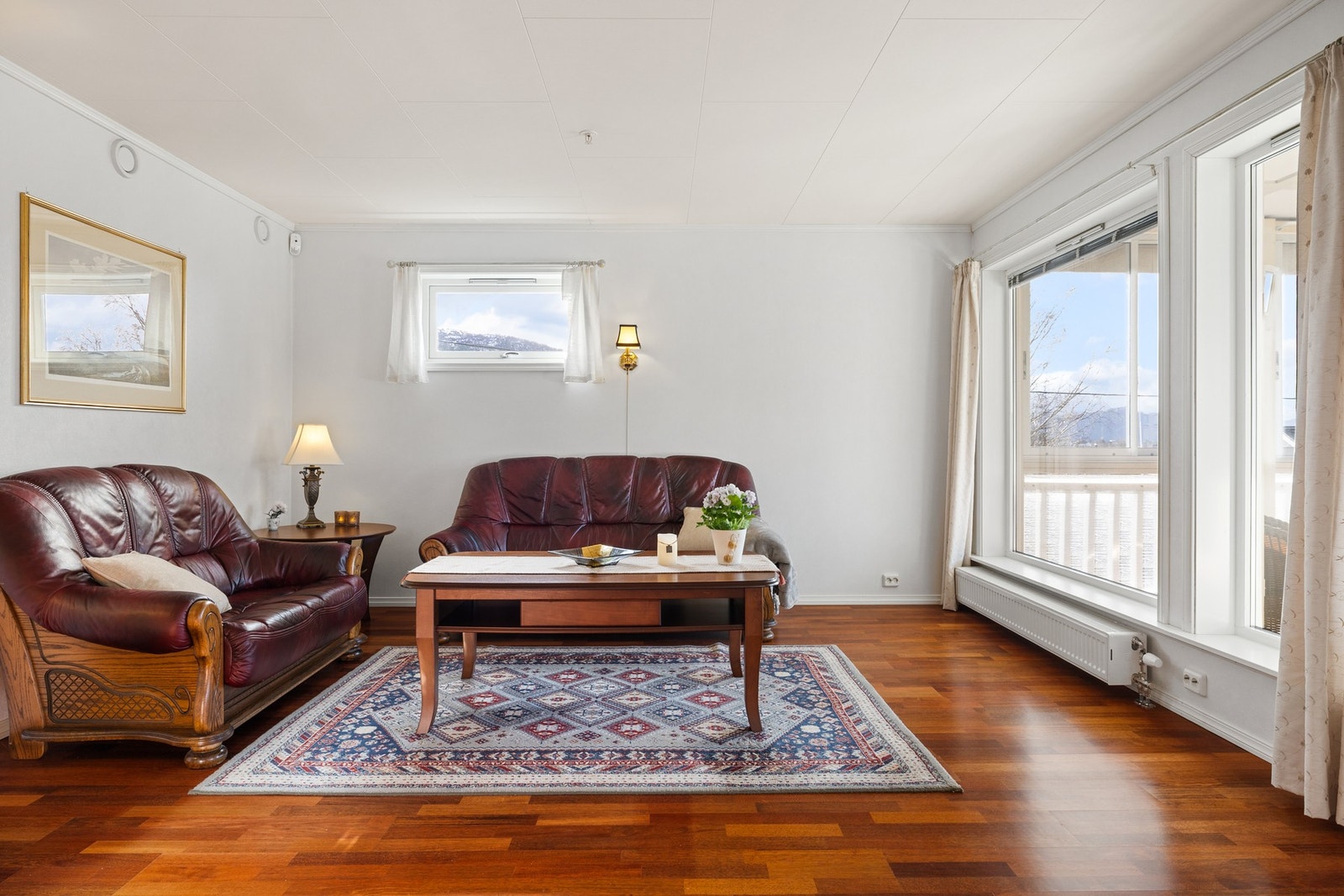 Store vindusflater gir rommene mye naturlig belysning Galleribilde