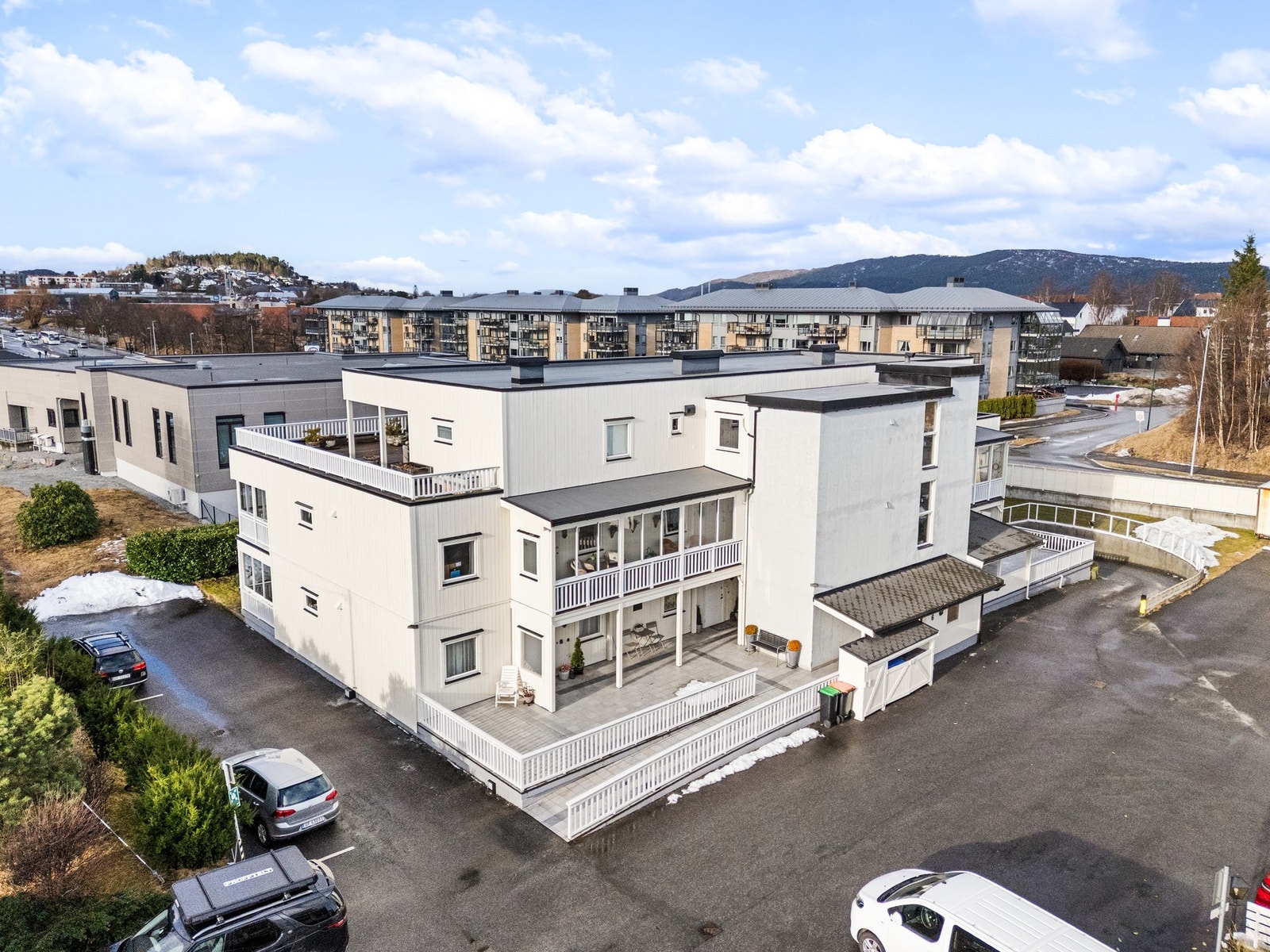 Tobias Karlsen Skarshaug v/ EiendomsMegler 1 har gleden av å presentere Nybøbakken 6! Foto: Hunter Visuals Galleribilde