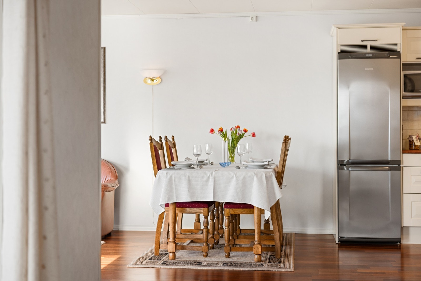 Spisebord faller naturlig inn i rommet her Galleribilde