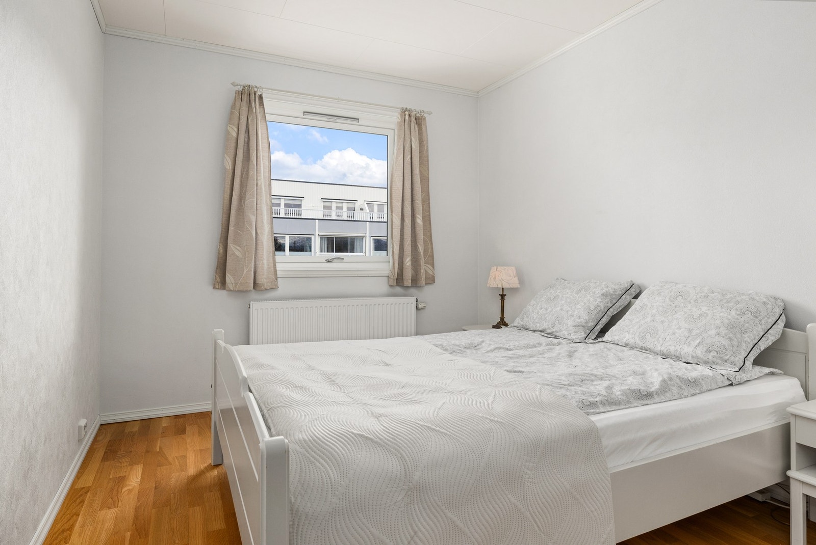 Hovedsoverom med god plass til dobbeltseng, nattbord og garderobeløsning Galleribilde