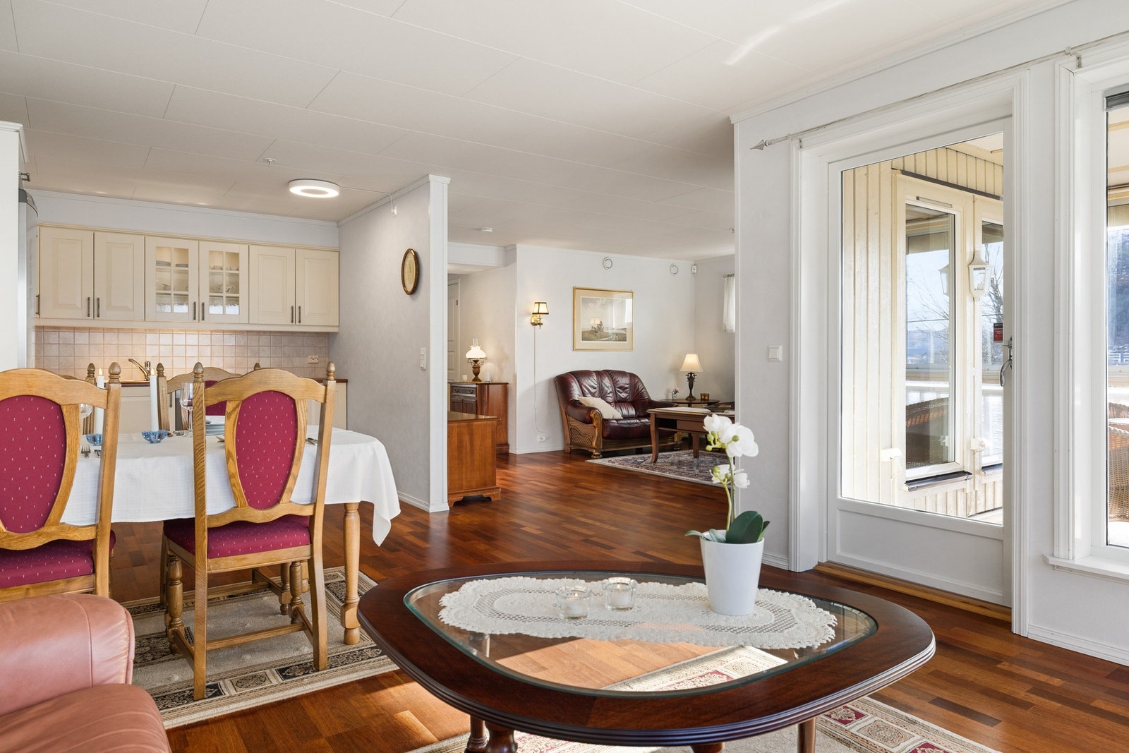 Fra stuen har du utgang til innglasset balkong Galleribilde