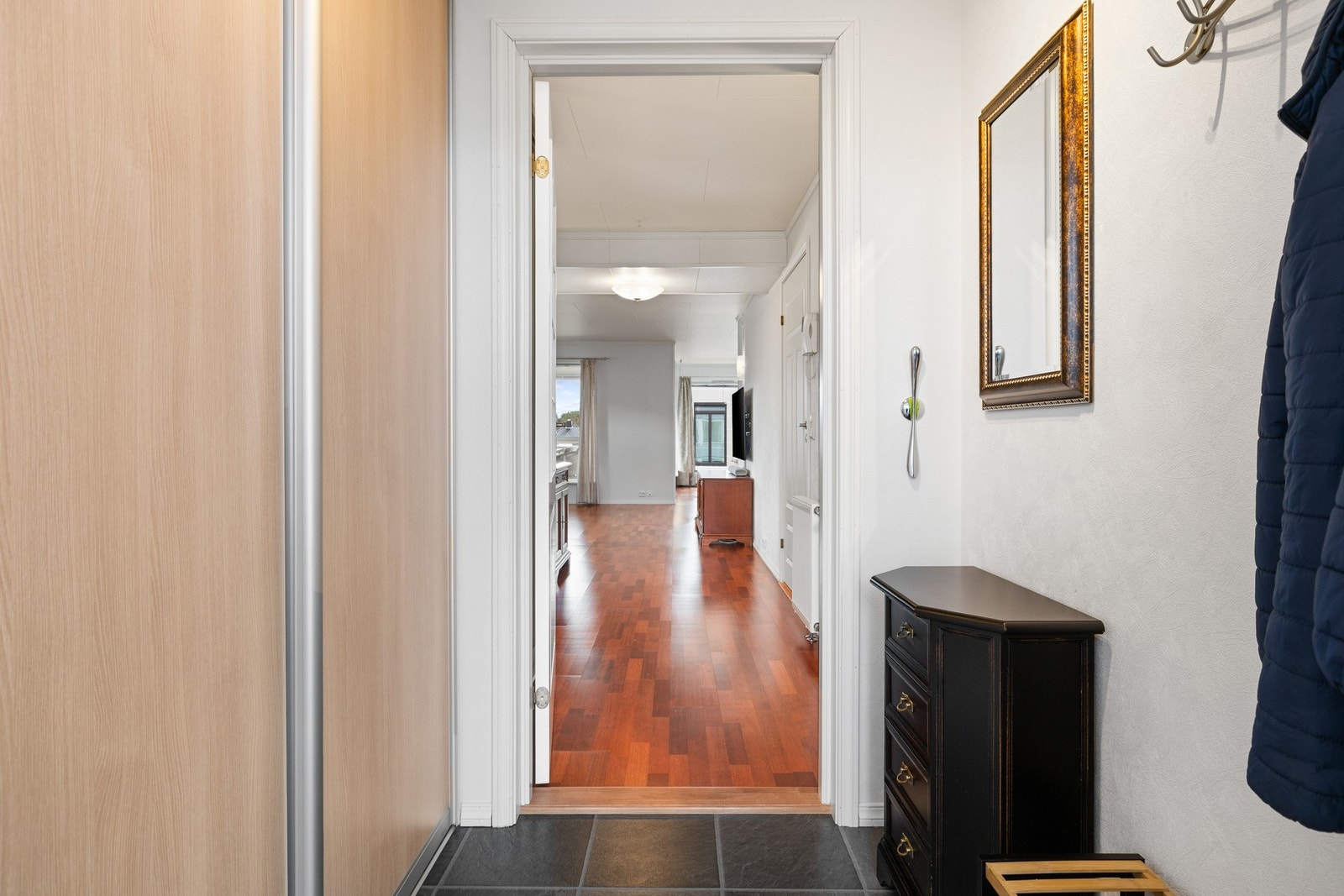 Entré med mulighet for å henge fra seg yttertøy og sko Galleribilde