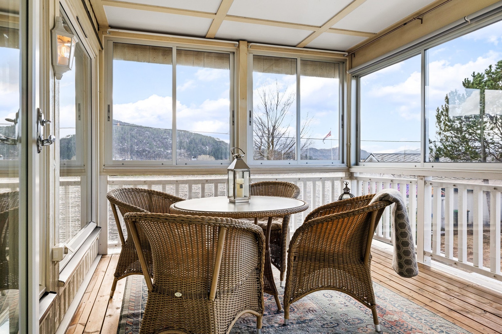 Stor innglasset balkong med gode solforhold Galleribilde