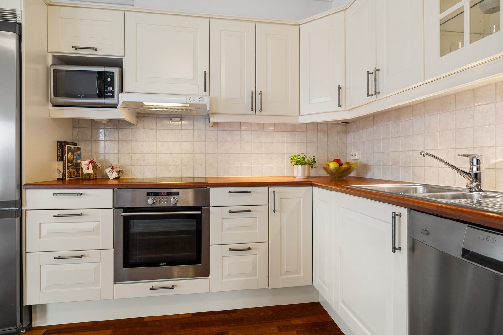 Rikelig med skap- og benkeplass Galleribilde