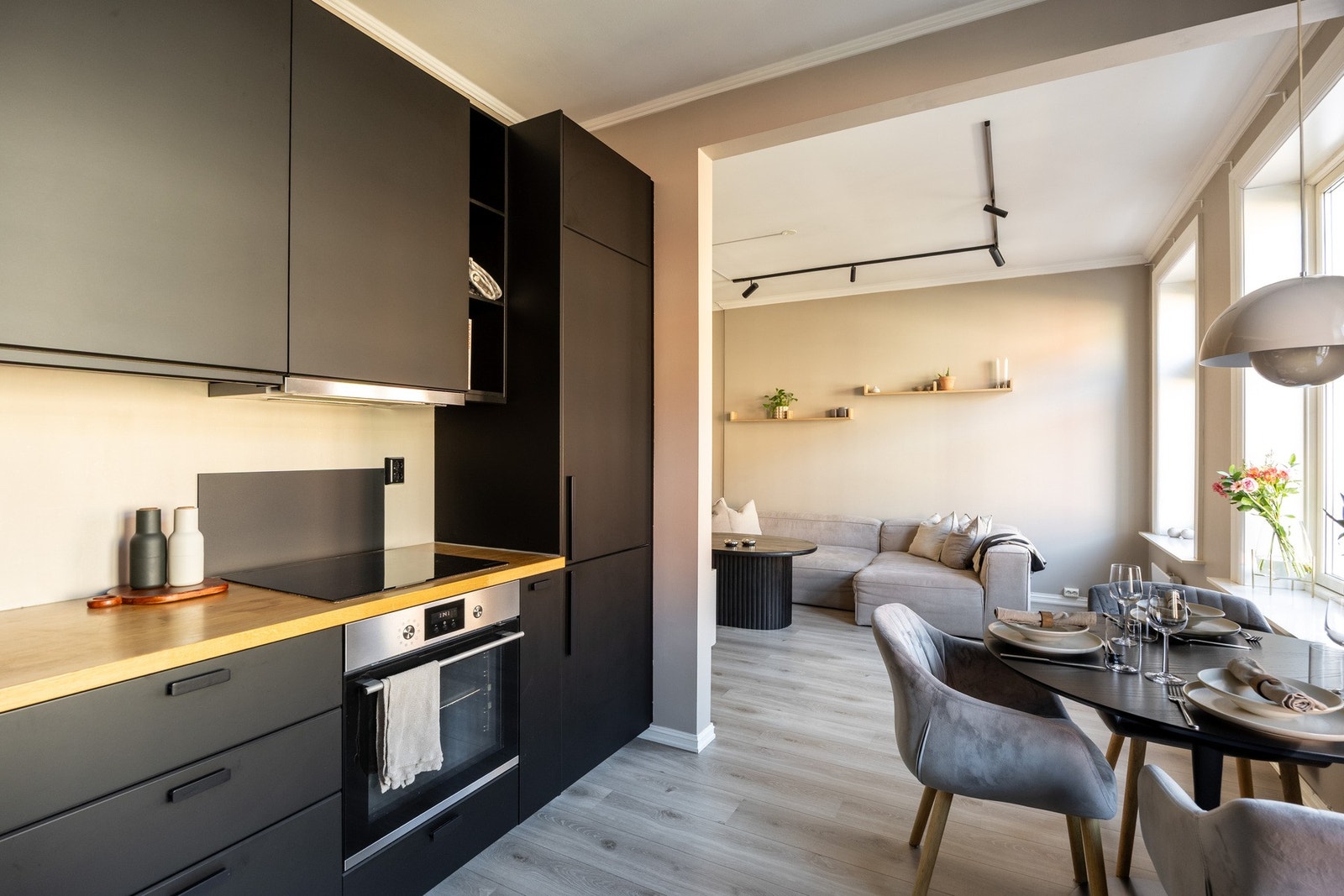 Kjøkkenet har en fin kombinasjon av skap- og benkeplass for både oppbevaring og matlaging. Galleribilde