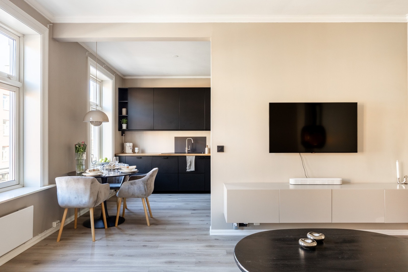 Det er en åpen løsning mellom stuen og kjøkkenet som gir et sosialt oppholdsrom. Galleribilde