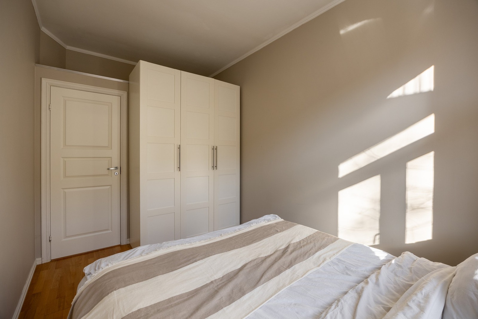 Oppbevaringsplass i medfølgende garderobeskap. Galleribilde