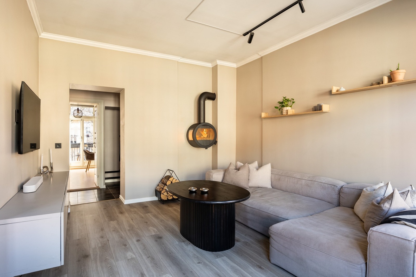 Stuen har en god planløsning som gjør det enkelt å innrede. Galleribilde