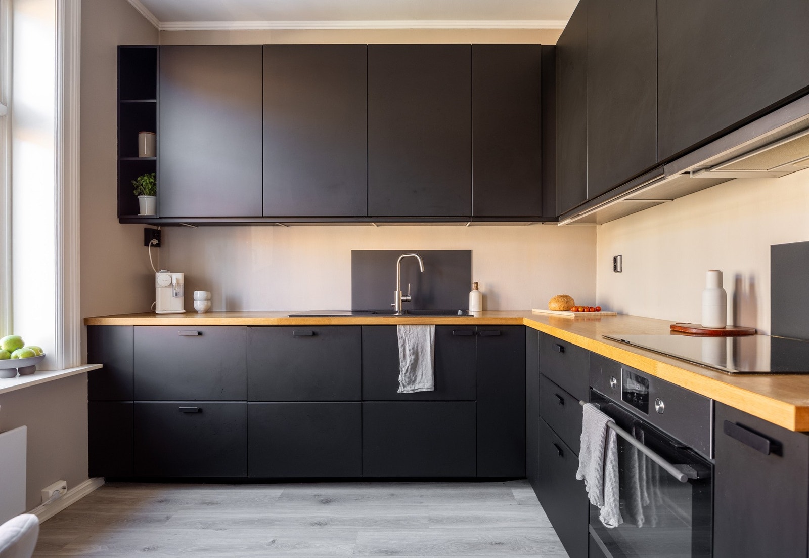 Integrerte hvitevarer gir kjøkkenet et flott helhetsinntrykk, og består av stekeovn, platetopp, oppvaskmaskin og kjøleskap med fryser. Det er ventilator i overskap. Galleribilde