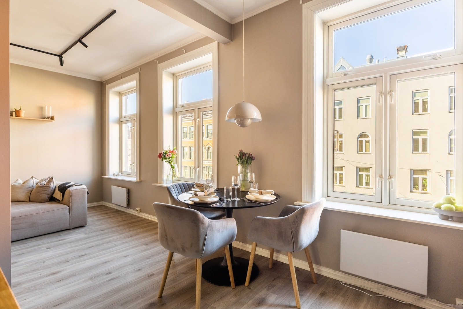 Store krysspostvinduer slipper inn rikelig med naturlig lys. Galleribilde