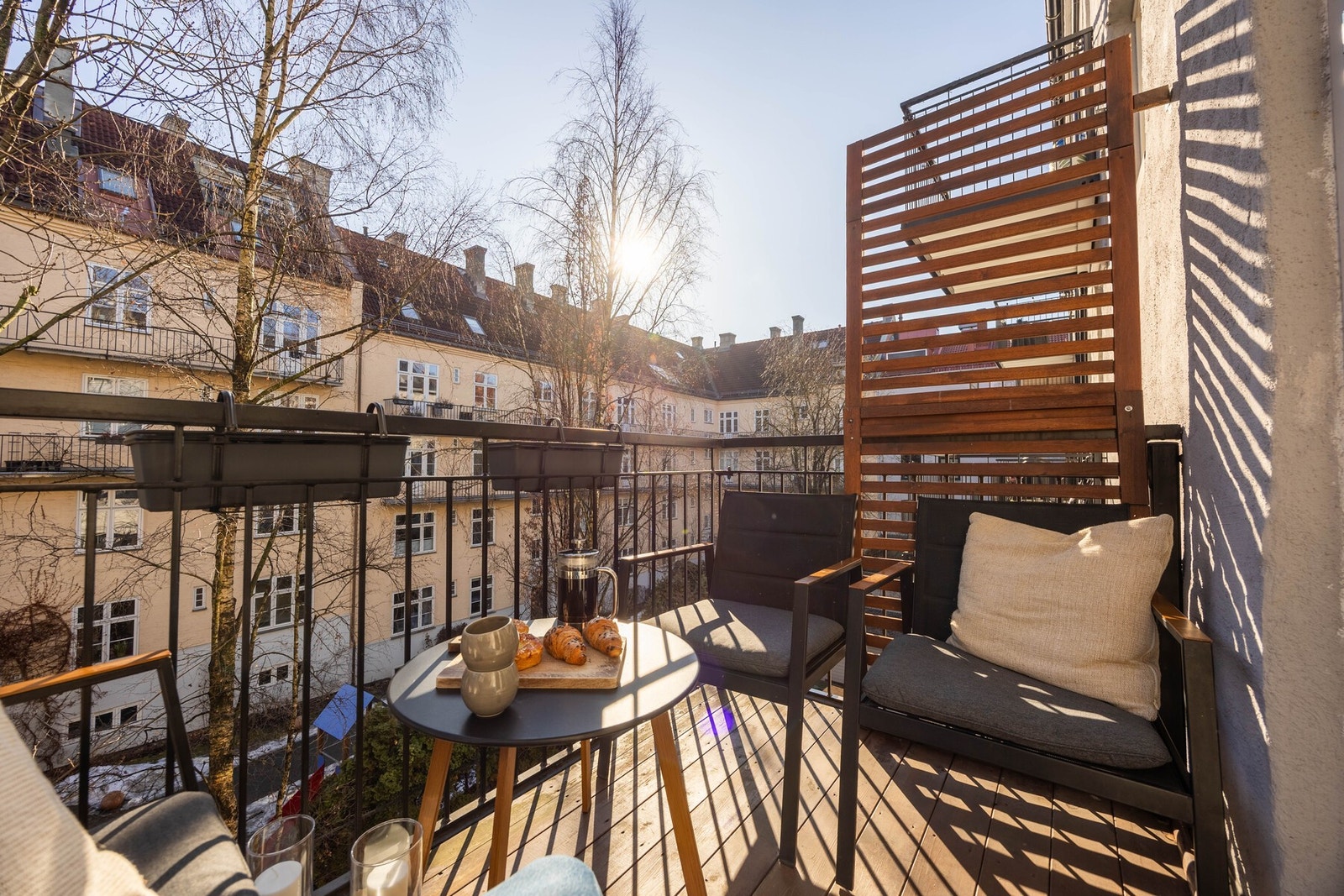 Man får også en hyggelig balkong vendt mot rolig bakgård. Galleribilde