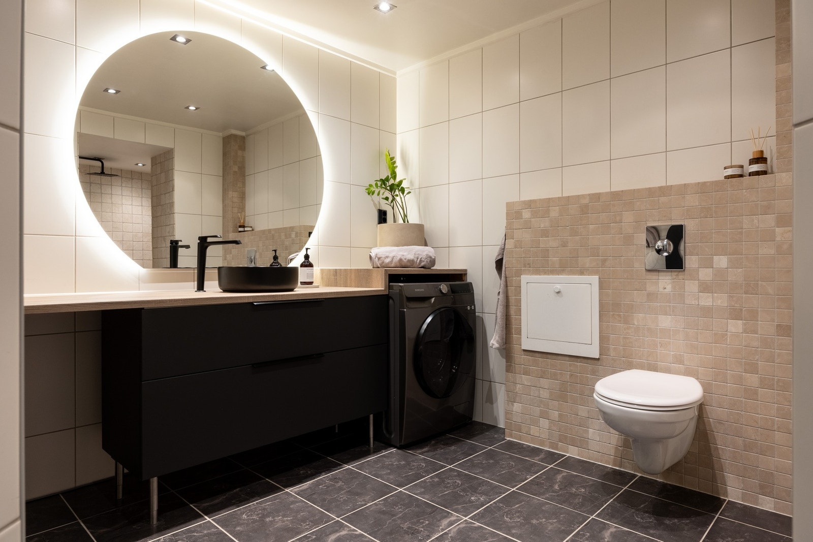 Badet ble oppgradert i 2007 i regi av borettslaget og har gulvvarme, samt nedsenket himling med downlights. Galleribilde