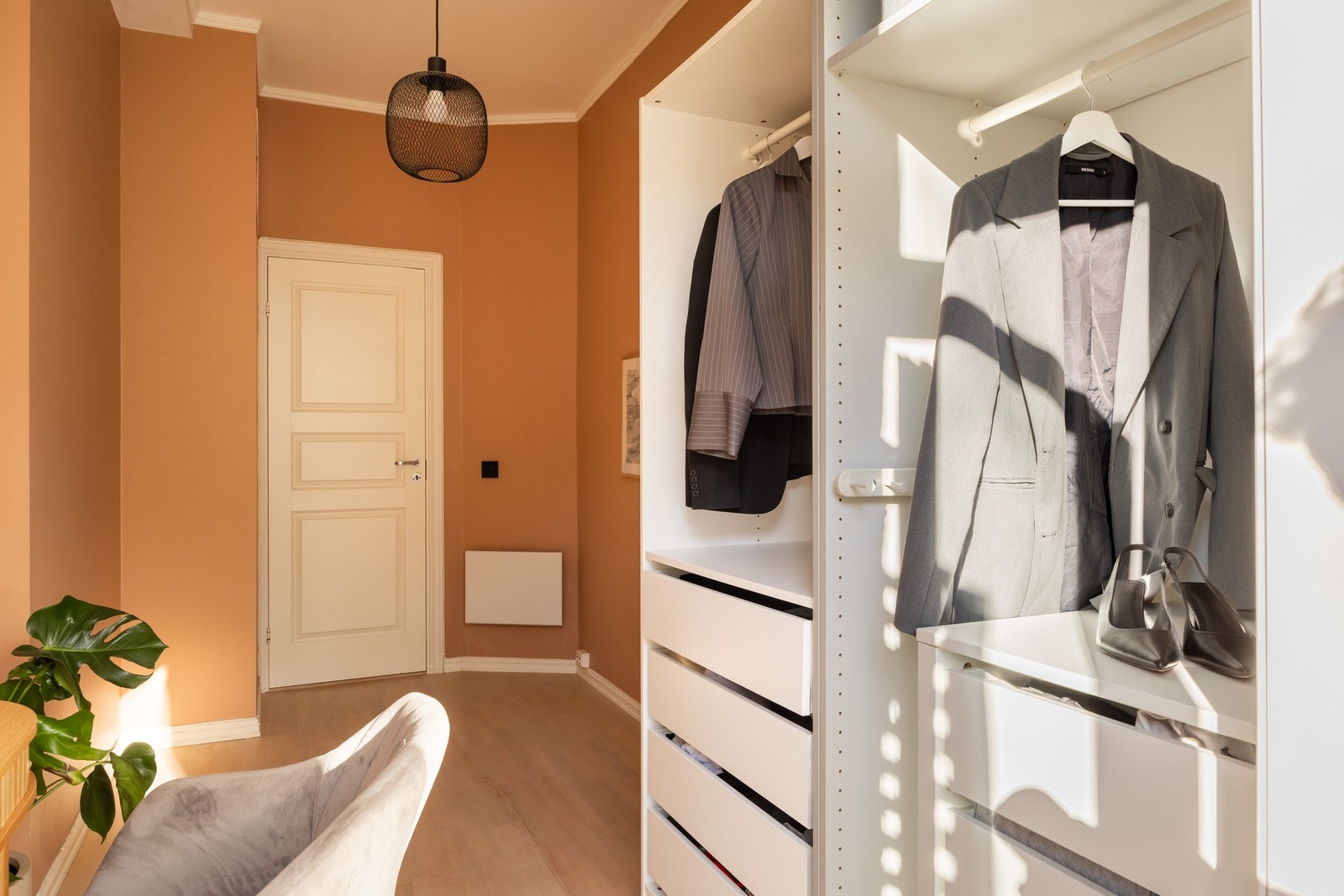 Medfølgende garderobeskap. Galleribilde