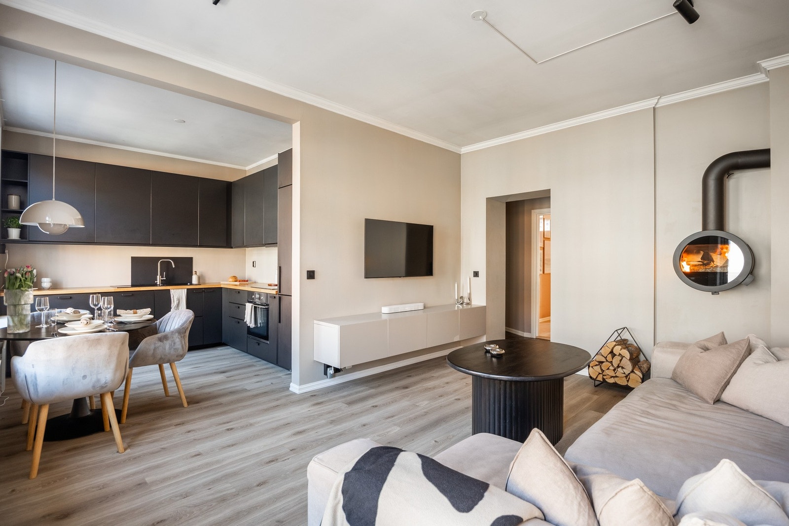 Leiligheten har moderne standard kombinert med klassisk eleganse. Galleribilde