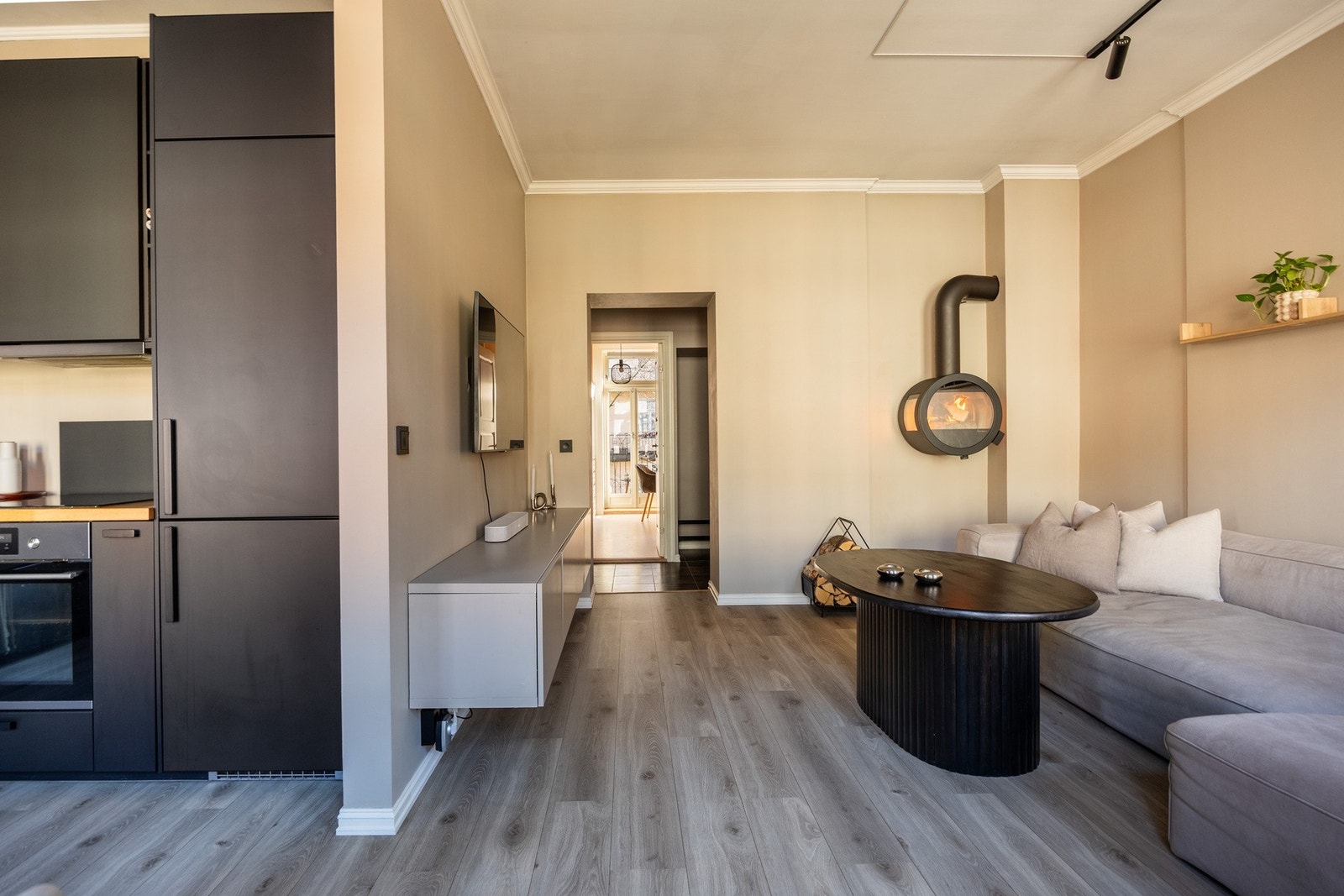 Overflatene er malt i en behagelig fargetone, og på gulvet er det lagt parkett. Galleribilde