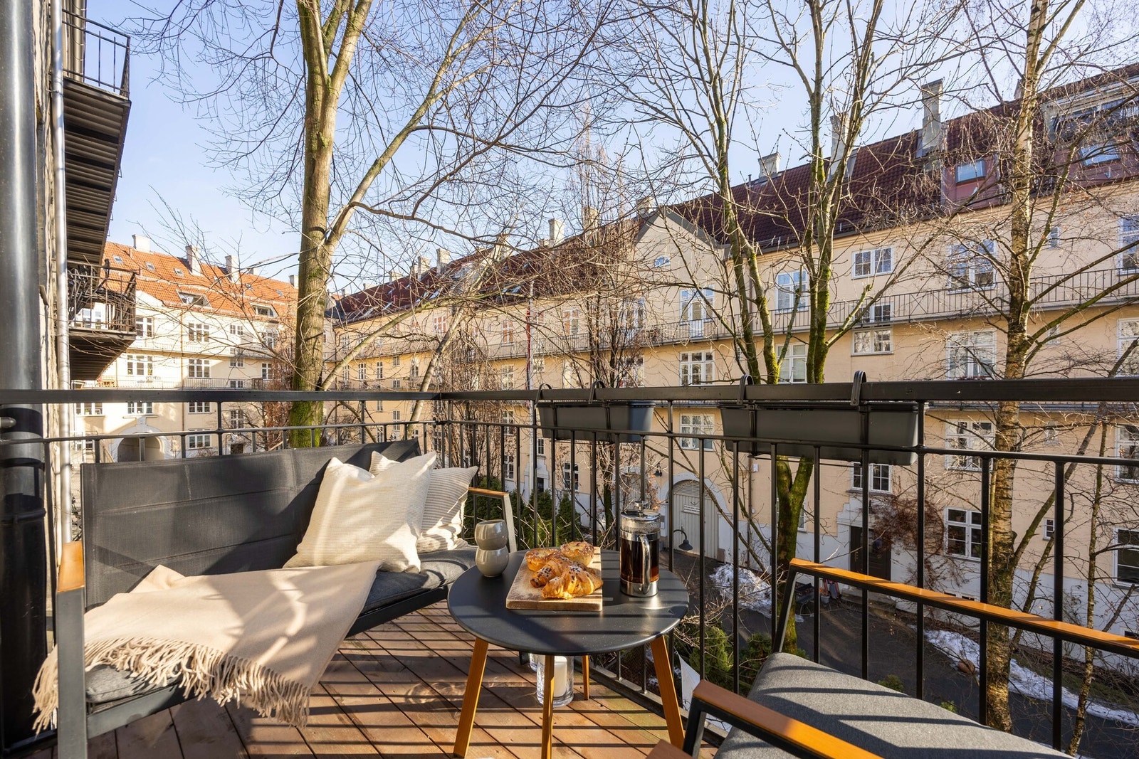 Koselig balkong på 3 kvm med plass til sittegruppe og bord. Galleribilde