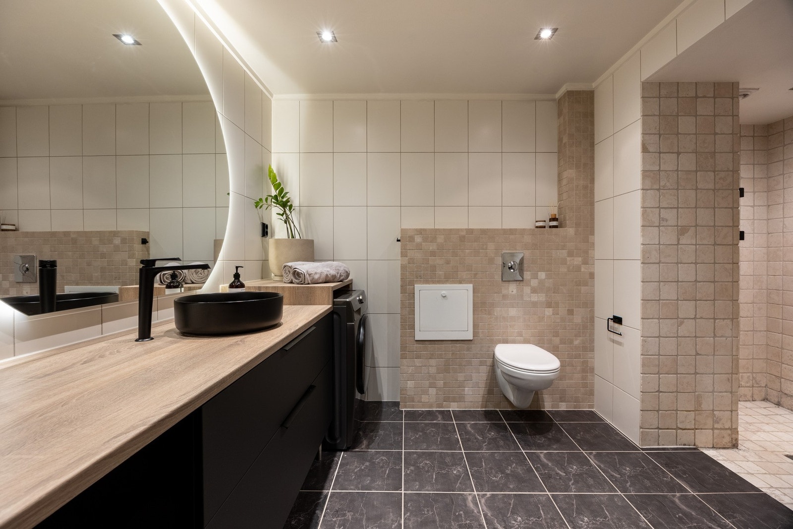 Videre har leiligheten et romslig helfliset bad. Galleribilde