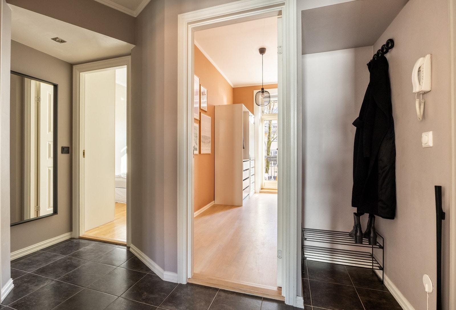 Innbydende entré med plass for klesoppheng og oppbevaring av sko. Galleribilde