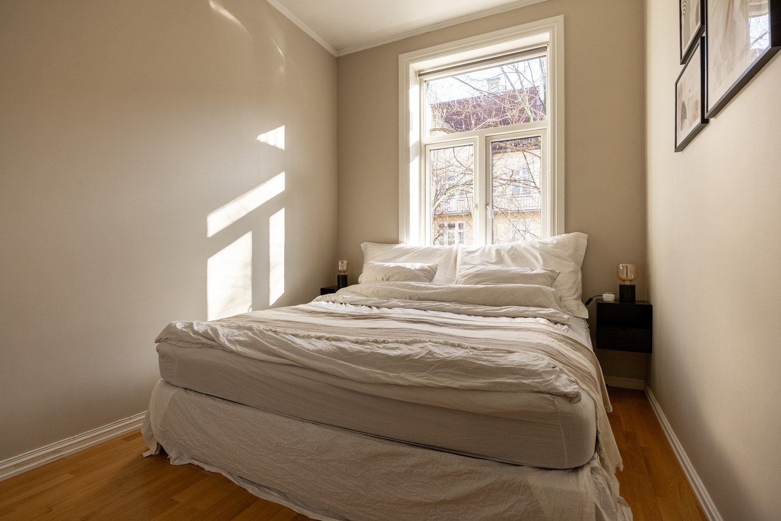 God plass til dobbeltseng og tilhørende nattbord på hver side. Galleribilde