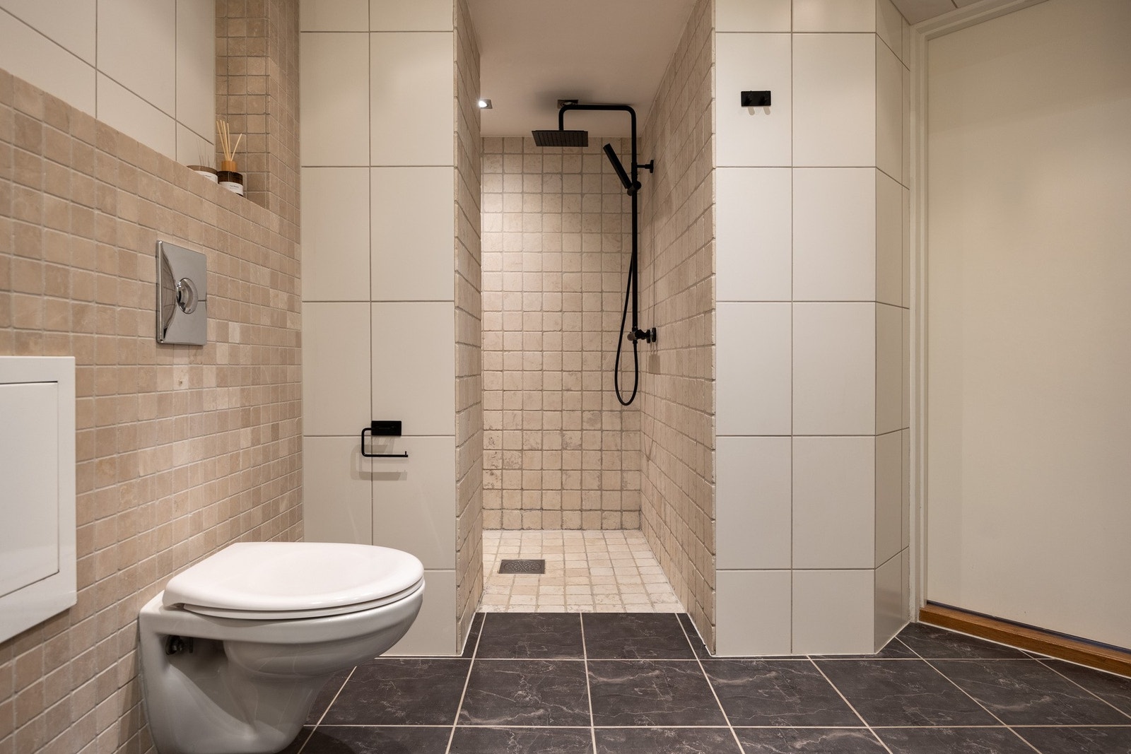 Det er gulvstående servantinnredning med ovenpåliggende servant, speil med sidelys, samt vegghengt toalett. Galleribilde