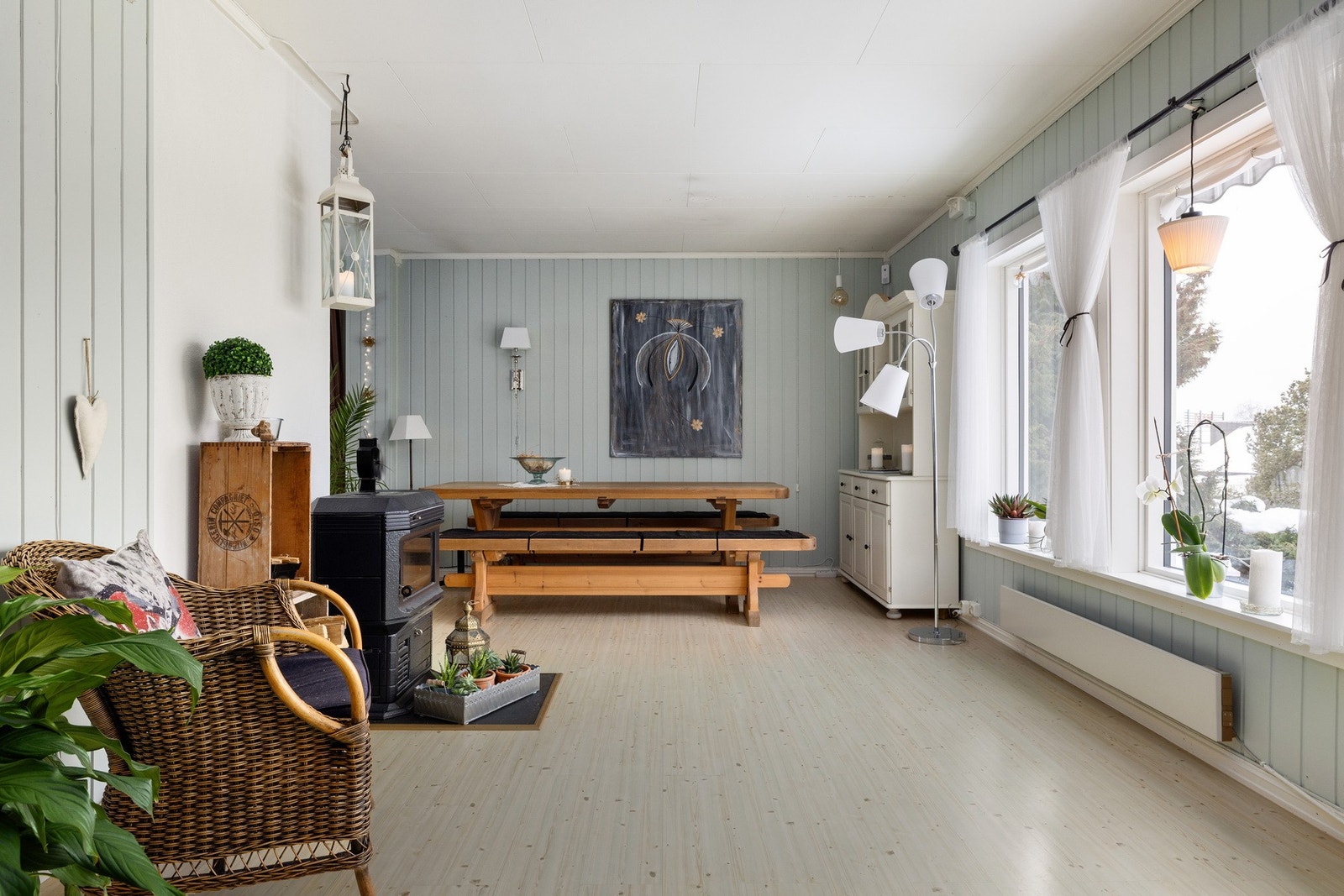 Stue med plass til både spisestue og sofagruppe. Galleribilde