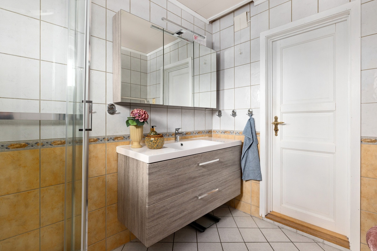 Badet i 2.etasje er innredet med servantinnredning, dusjkabinett og toalett. Galleribilde