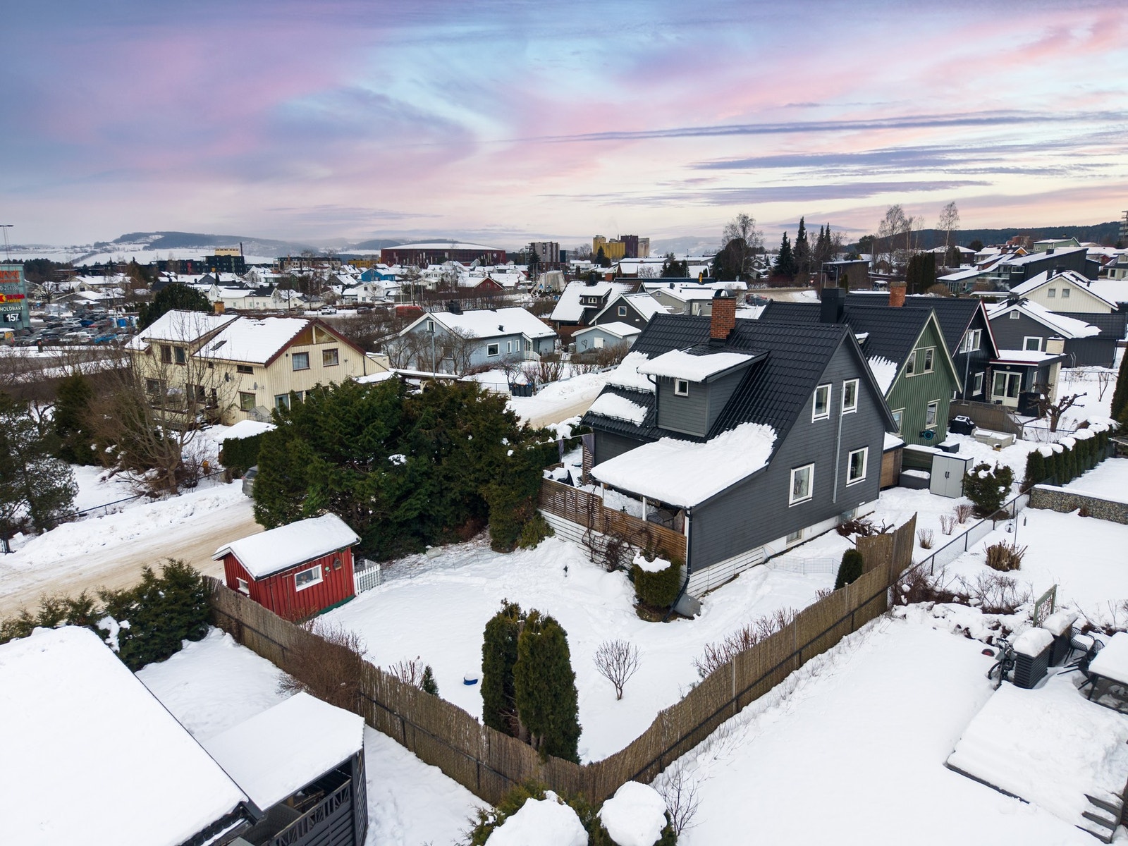 Eiendommen ligger i et etablert område i Hamar med gangavstand til alt du trenger i hverdagen. Galleribilde