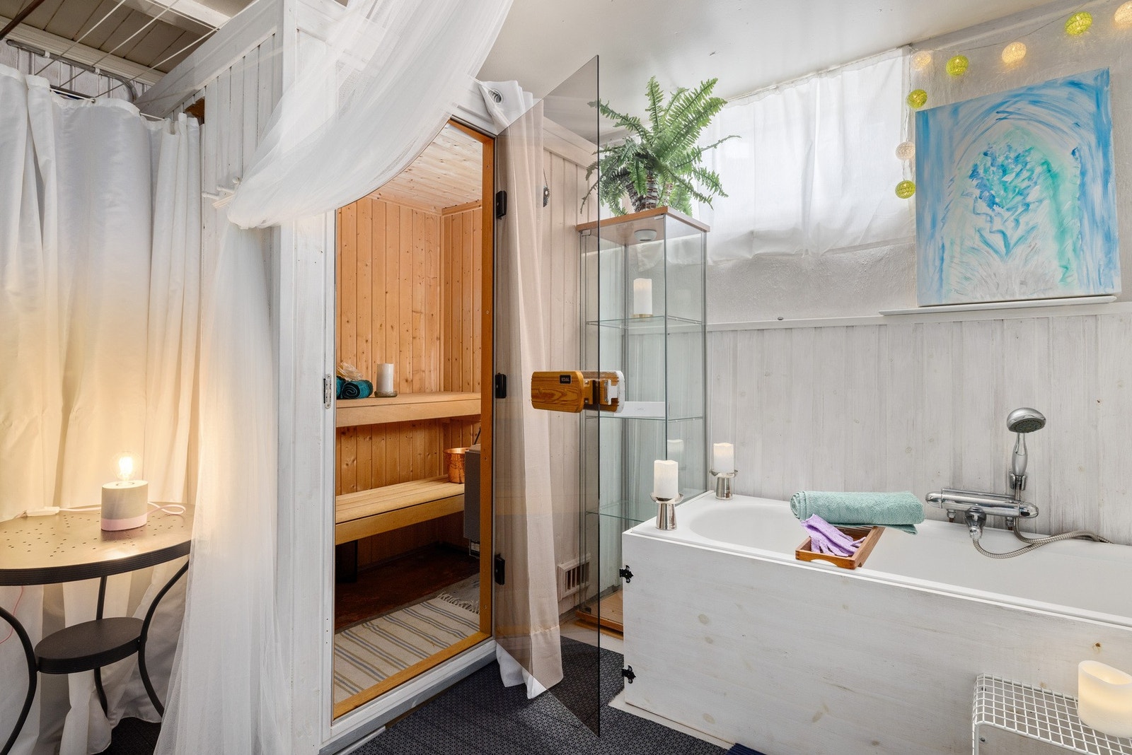 Badstuen med elektrisk ovn, badekar og dusj i kjelleren gir god velvære for privat spa-opplevelse. Galleribilde