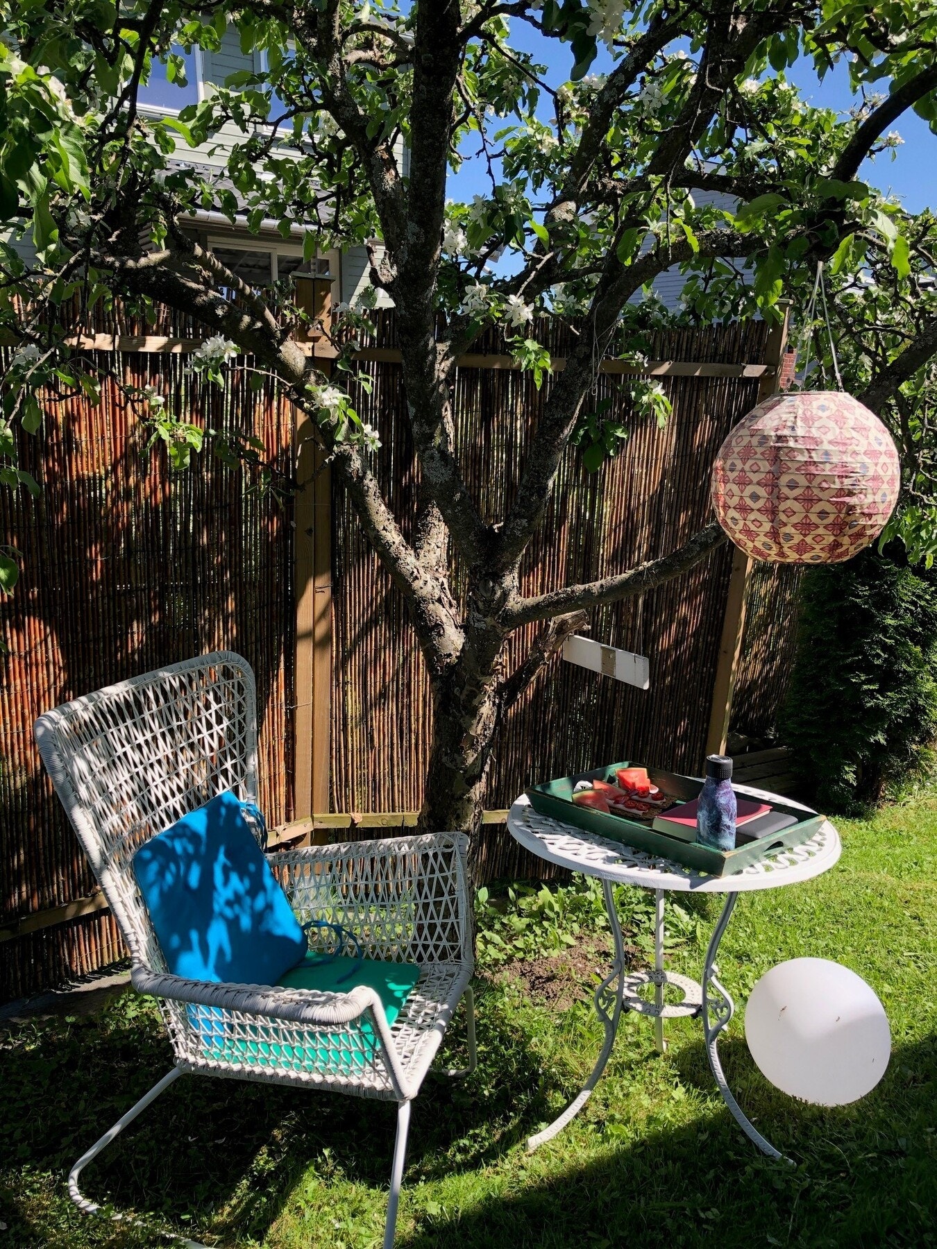 Selgers private sommerbilde.
De forskjellige sonene i hagen med plattinger og plen gir mulighet for sol mesteparten av tiden fra morgen til kveld. Galleribilde