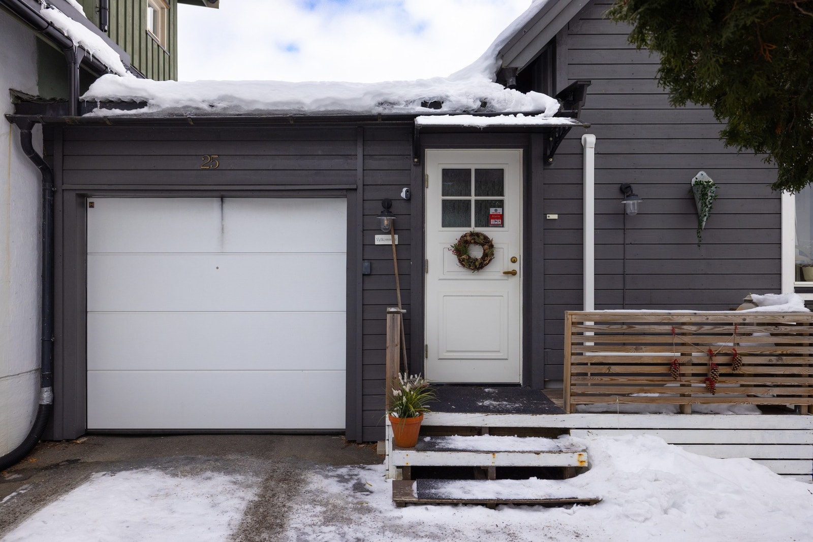 Garasje med plass til em bil. Galleribilde