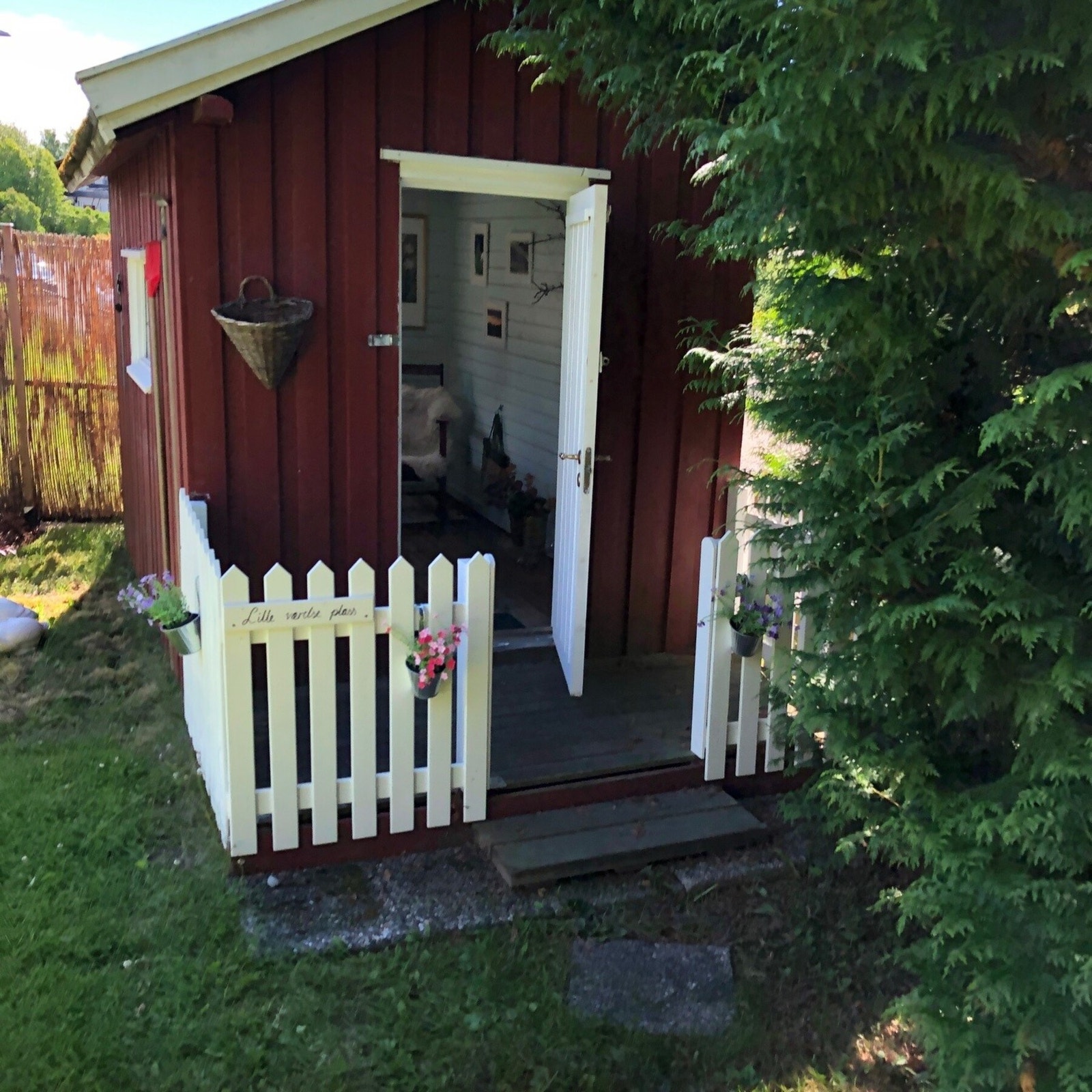 Selgers private sommerbilde.
Dukkestuen som ble innredet som en hagestue, er også et godt sted å bare være. Galleribilde