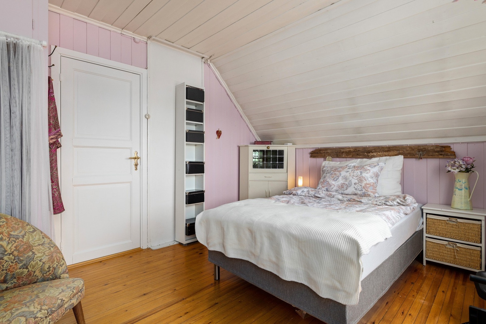 Det er 3 soverom i 2.etasje. Galleribilde