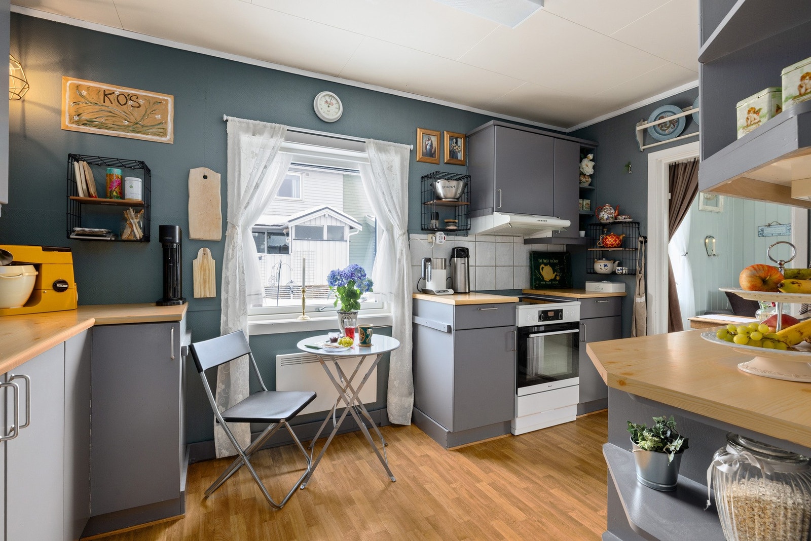 Avsatt plass til frittstående hvitevarer i innredningen. Galleribilde