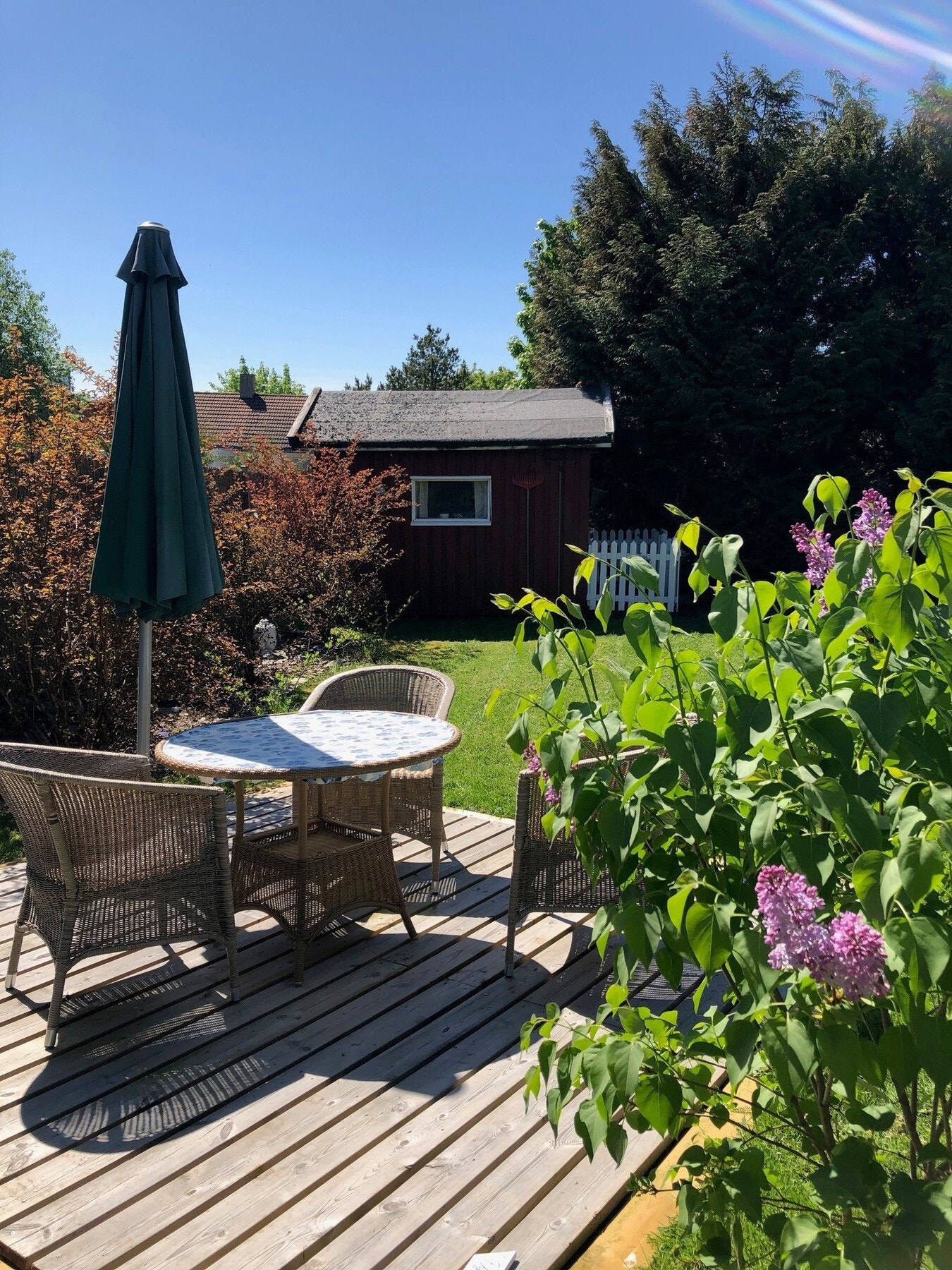 Selgers private sommerbilde. I sommerhalvåret har terrassen blitt en kjærkommen utestue for hvile og familiehygge, eller som et utekontor på grunn av taket. Galleribilde