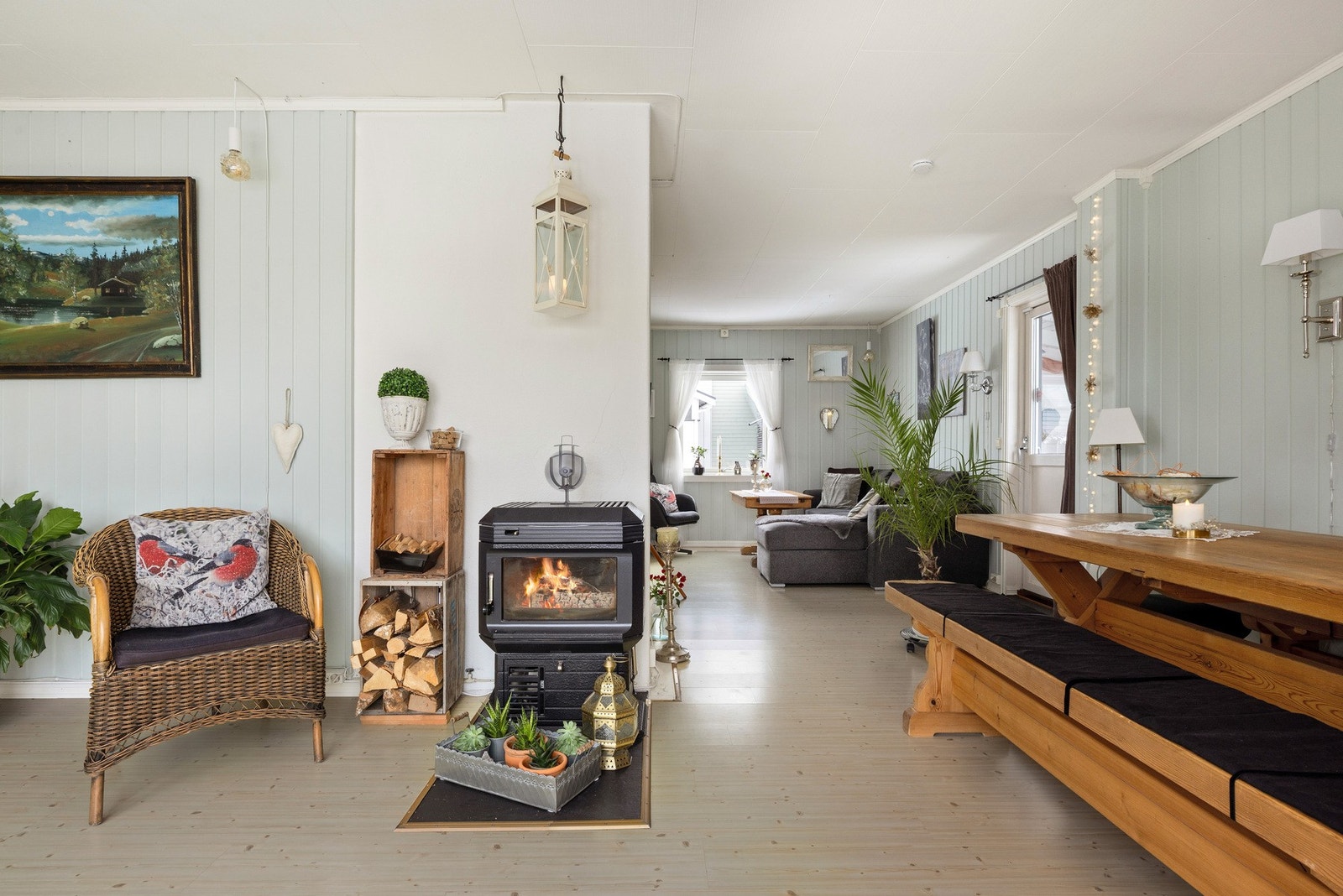 Boligen varmes opp med elektrisitet og ved. Galleribilde