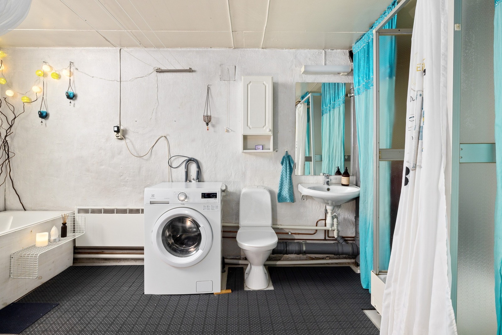 Bad/ vaskerom i kjeller. Galleribilde