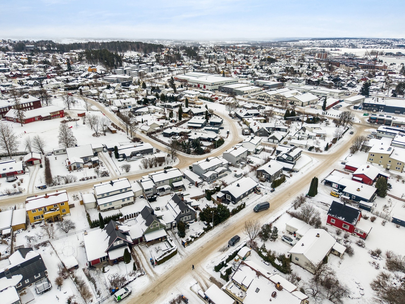 Kort vei til buss og tog, og bensinstasjon, Maxi Storsenter, matbutikker, skole, barnehage, CC Amfi ishockeyhall, håndball og fotball idrettsanlegg, Ankerskogen svømmehall med badeland, trengingsenter, velvære, Frisbeebane, samt turområder og Greveløkka s Galleribilde