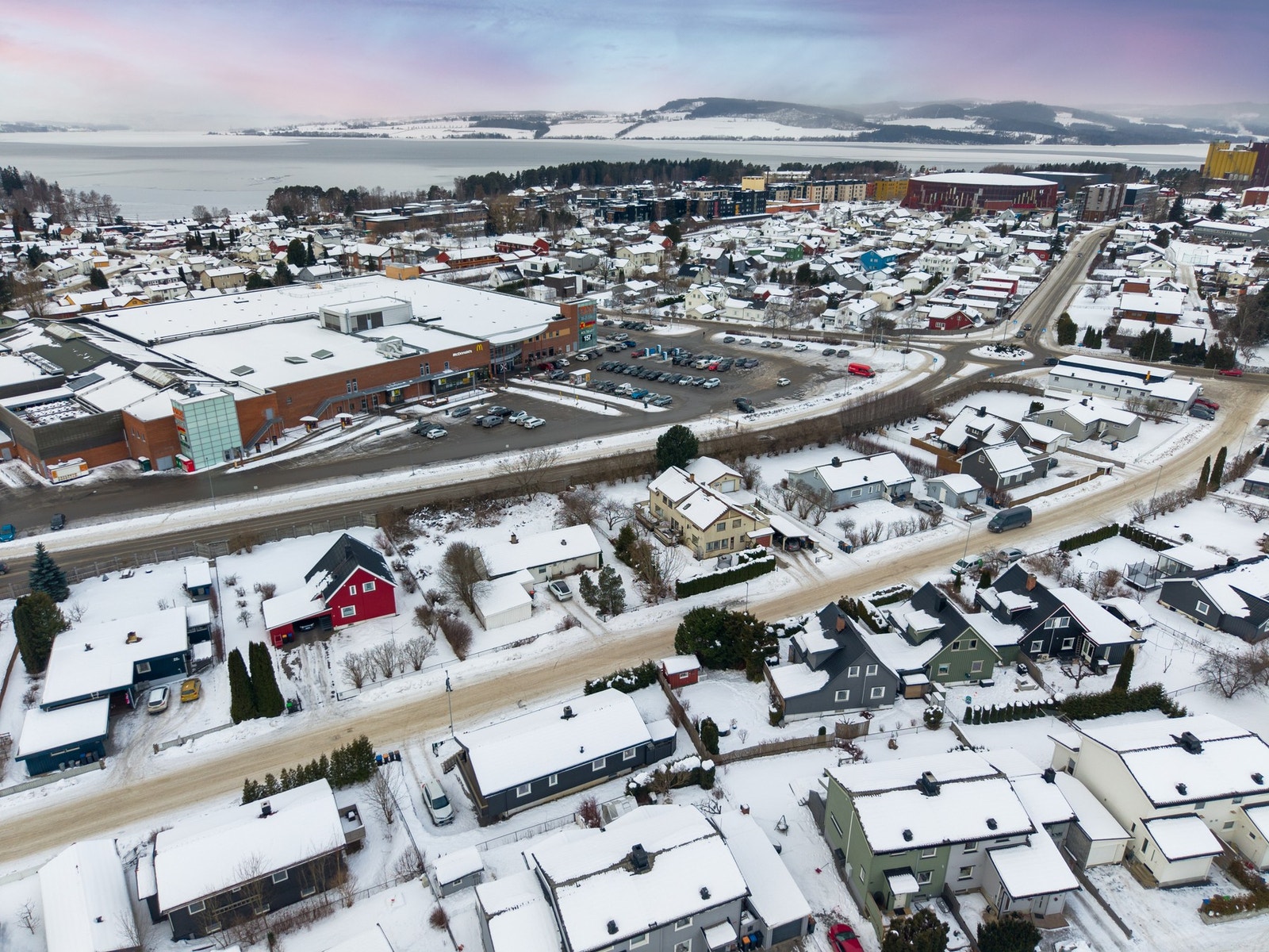 Her bor du i rolige og trygge omgivelser, samtidig som du har kort avstand til daglige servicetilbud, skoler og øvrige fasiliteter. Galleribilde