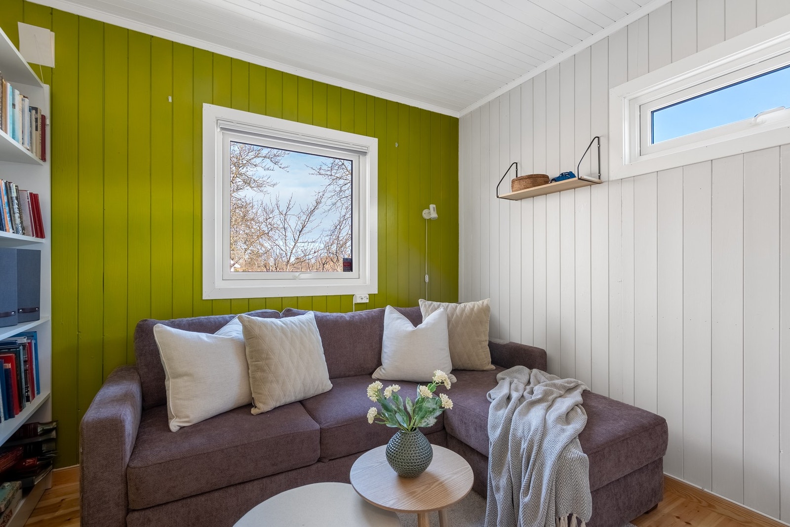 Ved inngangspartiet er det bygget et ekstra rom hvor det på opprinnelige tegninger er bod - se informasjon i salgsoppgave Galleribilde