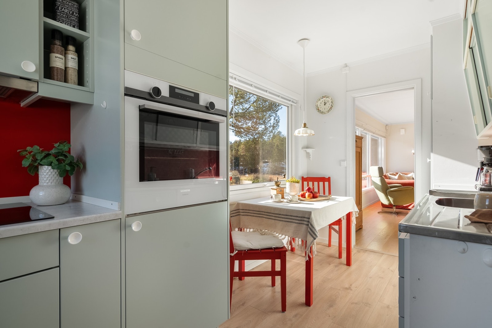 Her har du platetopp og stekeovn integrert og plass til lite frokostbord ved kjøkkenvinduet Galleribilde